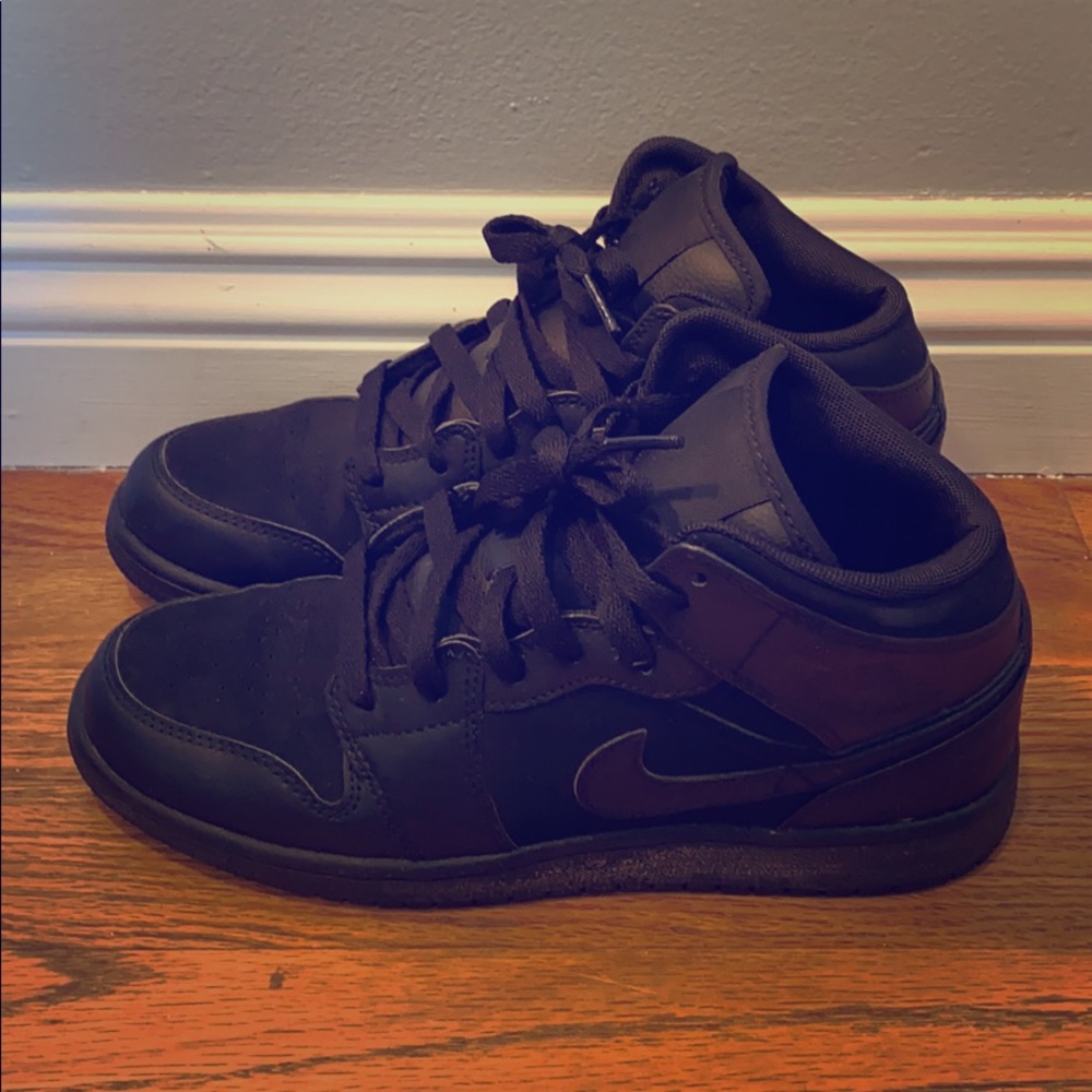 Jordan 1 Mid Triple Black